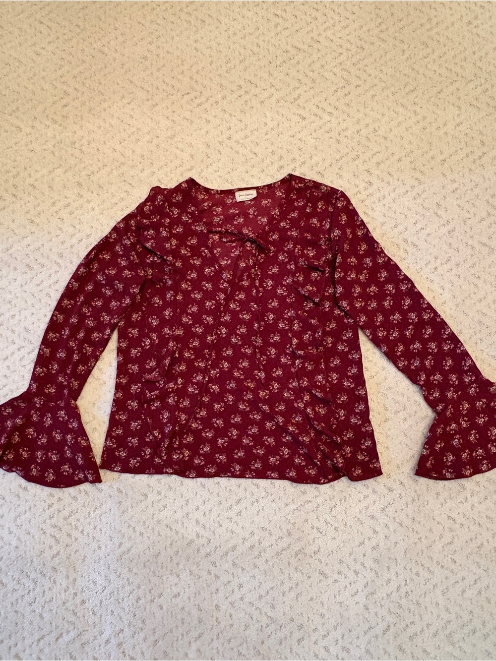 Free Kisses Romantic Boho Floral Blouse Size L Burgundy Bell Cuff Ruffle Detail